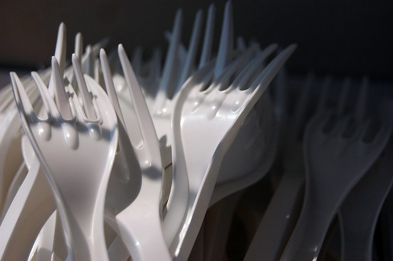 La Francia mette al bando le stoviglie in plastica