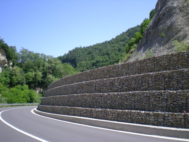 Proteggere il territorio: l’alleanza plastiche – acciaio