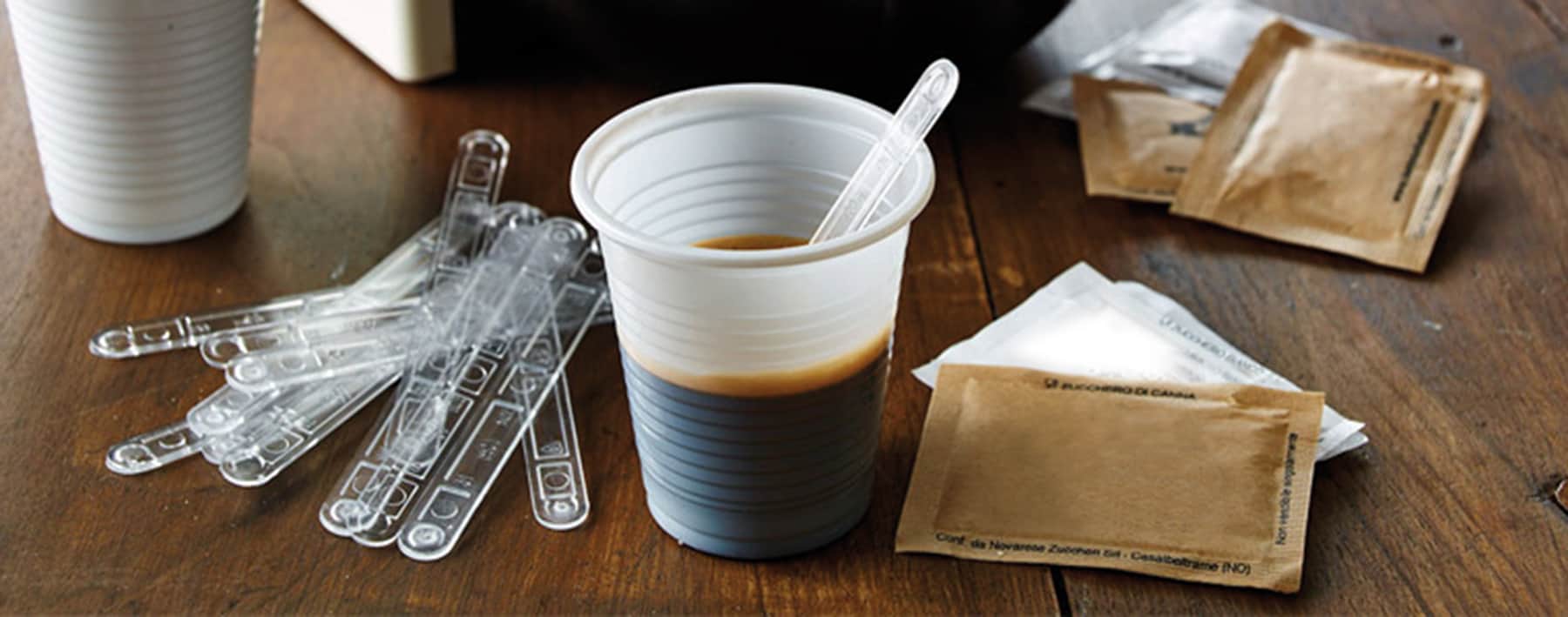 Palette in plastica monouso per il caffè: a rischio un intero settore