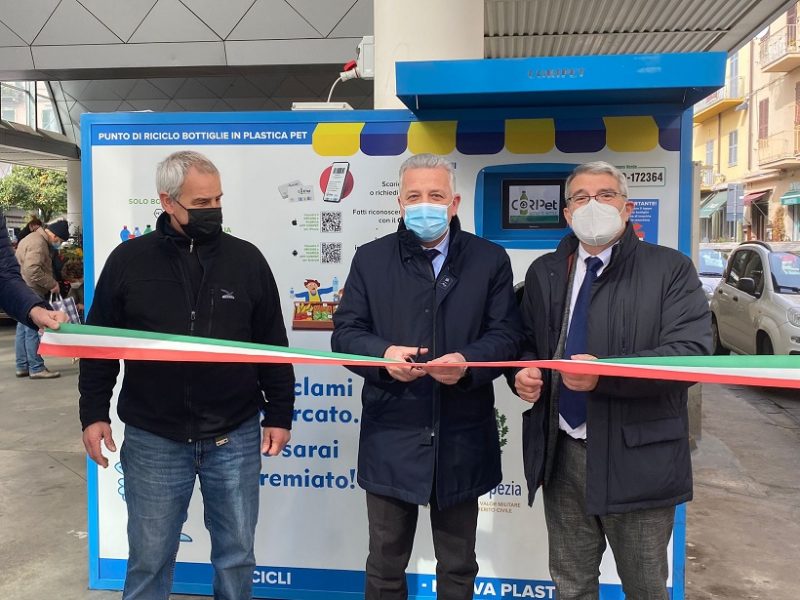 Eco-compattatore di bottiglie in PET al mercato di La Spezia