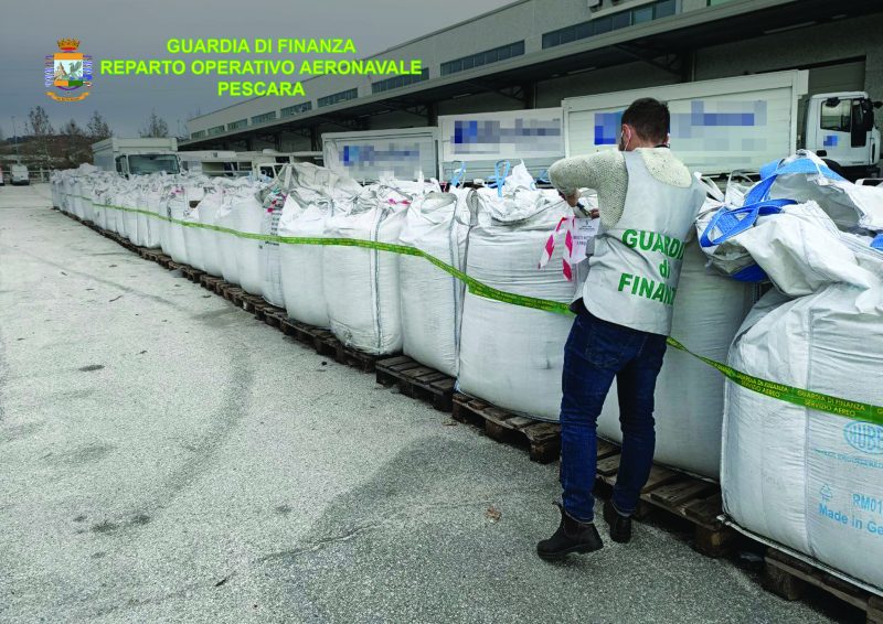 Rifiuti plastici: 250 tonnellate sequestrate a Civitanova Marche