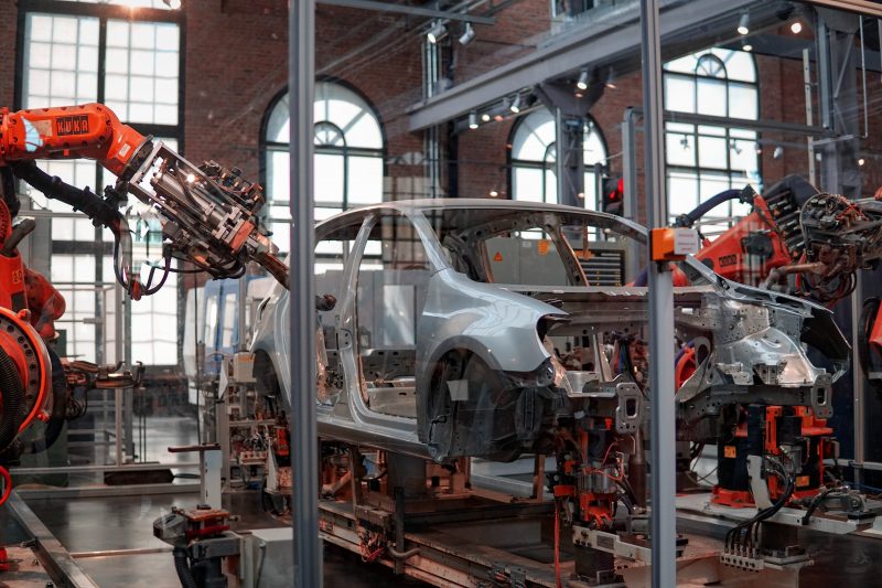 Istat, riparte la produzione industriale
