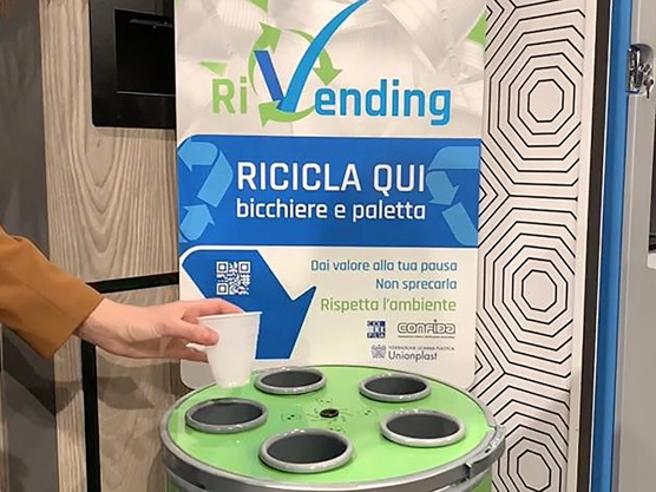 Il primo bicchiere “Cup2Cup” in plastica riciclata per il vending
